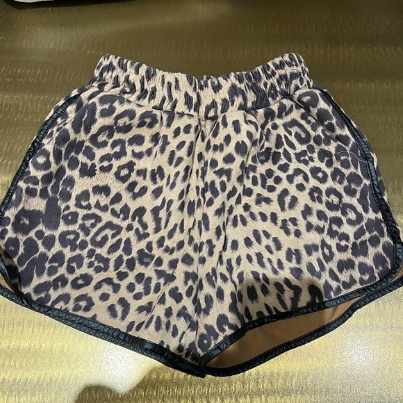Pants - Leopard Shorts